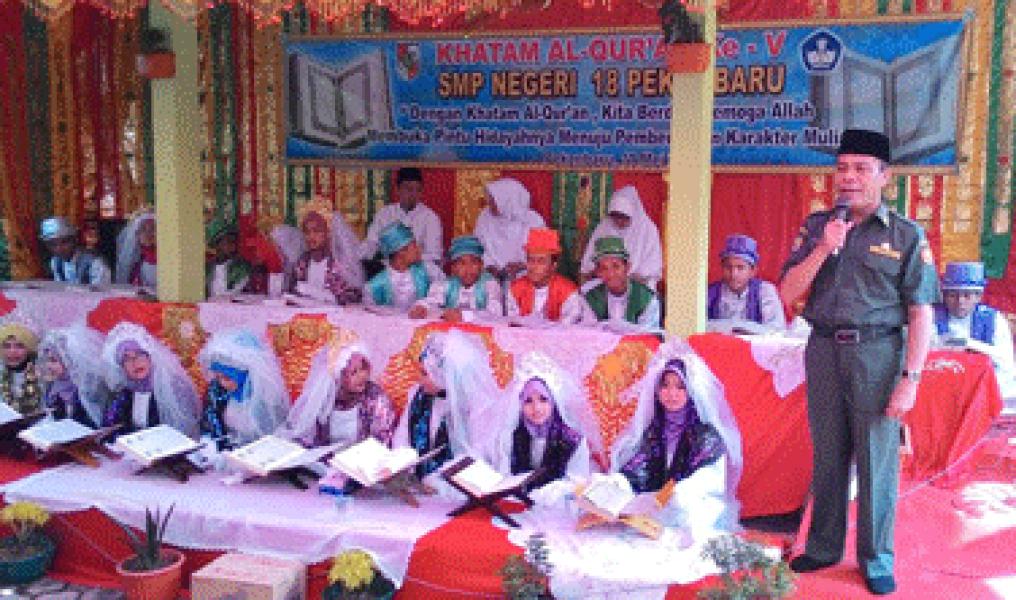 215 Siswa SMP 18 mengikuti Khatam Quran