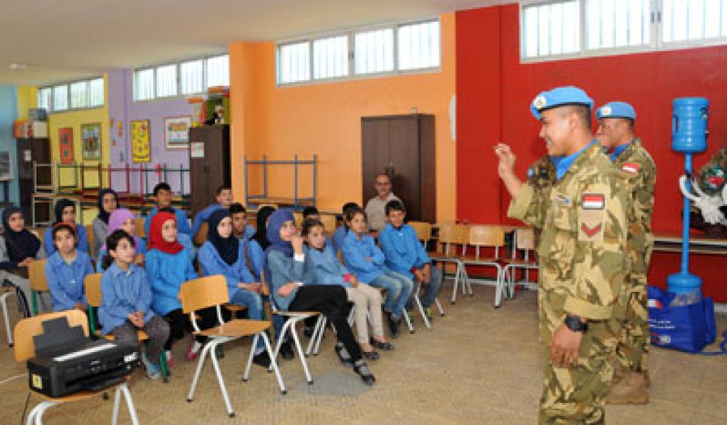 Aksi Sulap Prajurit TNI Hibur Anak Sekolah di Lebanon