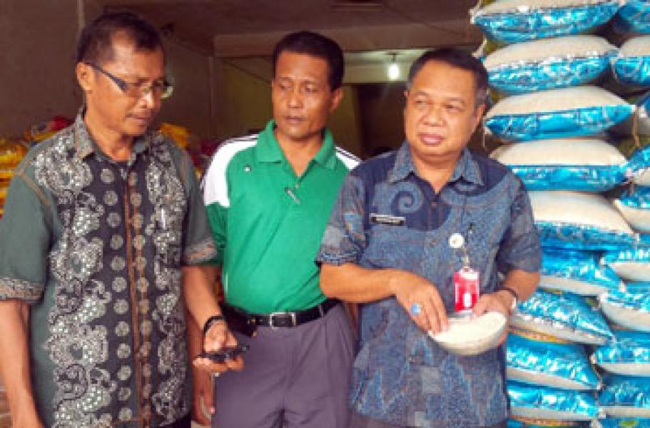Antisipasi Peredaran Beras Plastik, Disperindag Pelalawan Sidak Sejumlah Toko Beras