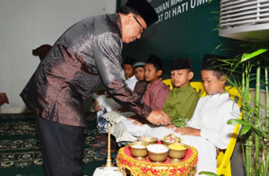 Bank Syariah Mandiri Khitankan Anak-Anak Bengkalis