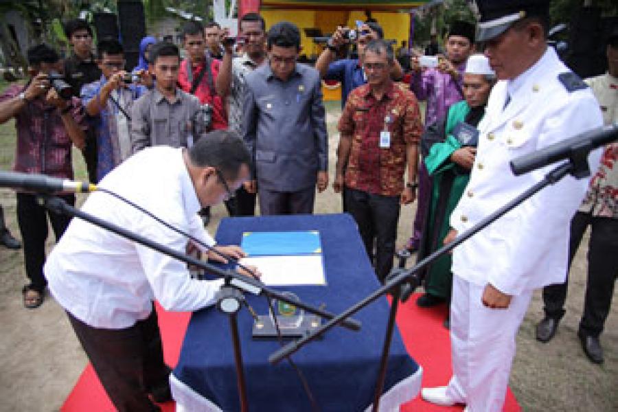 Bupat Lantik Kades Topang Masa Bakti 2015-2021
