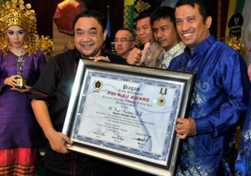 Bupati H Yopi Arianto SE Terima Penghargaan PWI Riau Award