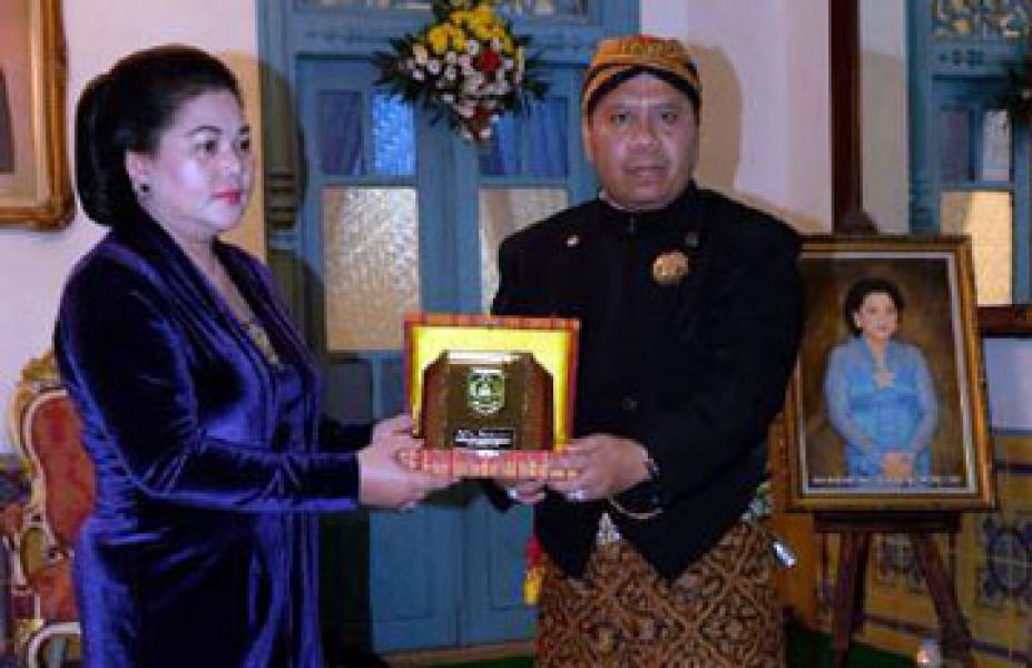 Bupati Irwan Warga Kehormatan Keraton Solo  