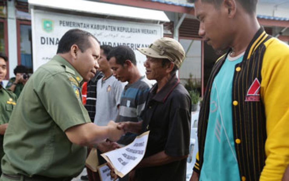 Bupati Serahkan Bantuan Alat Kepada Nelayan Meranti