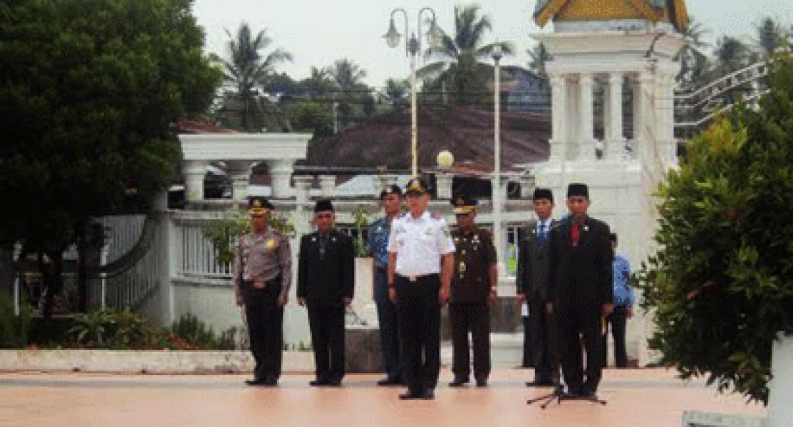 DPRD Rohil Lakukan Tabur Bunga di Makam Pahlawan