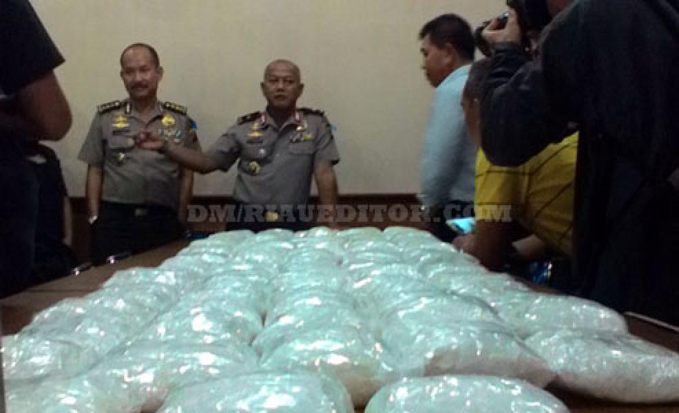 BNN-RI Berikan Penghargaan Kepada Kapolda Riau dan Dir Narkoba