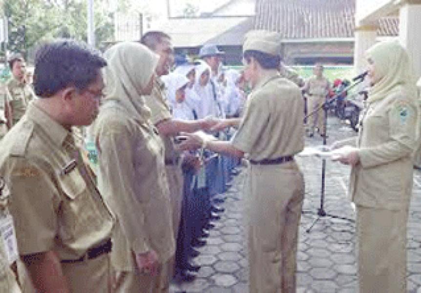 Hebat, Guru Teladan Rohul Diberi Hadiah Umroh