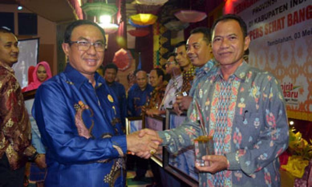 Kabag Humas Kampar Terima Penghargaan Sahabat Pers Riau