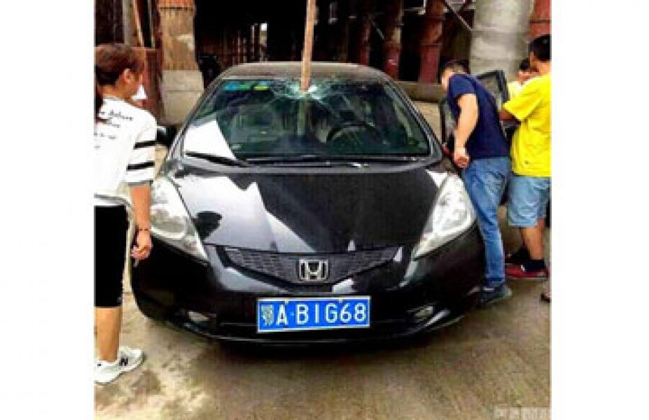 Kaca Depan Honda Jazz Tertancap Besi Konstruksi