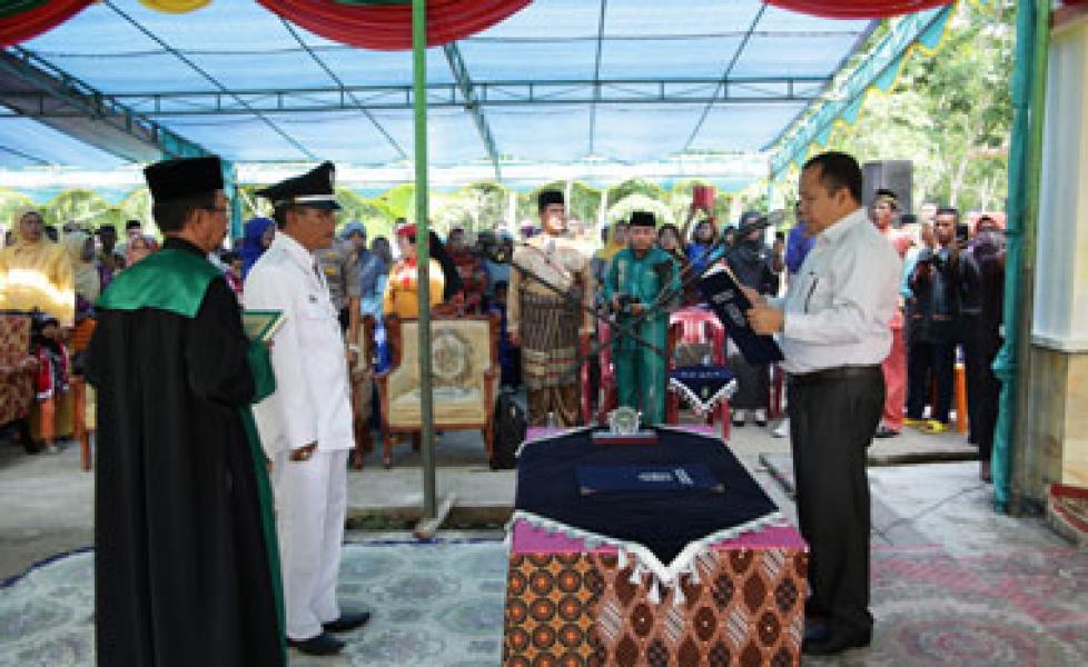 Lantik Kades Mekung dan Gogok Bupati Pesan Kesampingkan Perbedaan