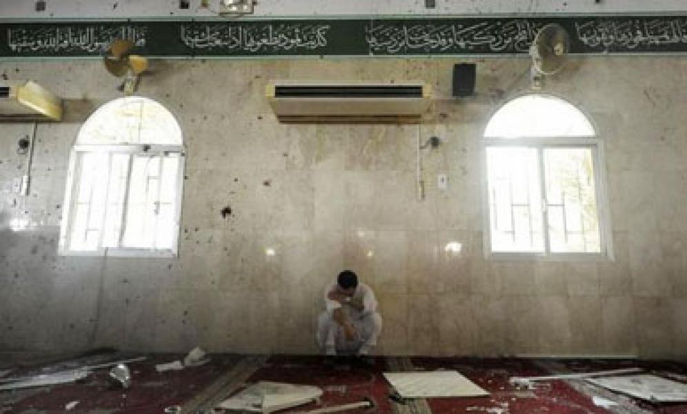 Mayat Bergeletakan Pasca Ledakan di Masjid Saudi