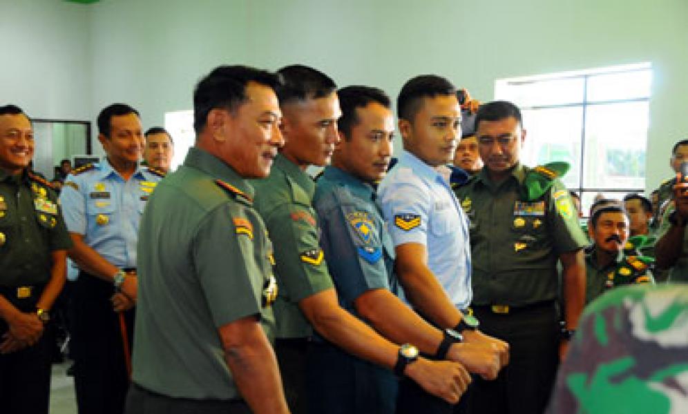 Panglima TNI Bagikan 55 Ribu Jam Tangan kepada Prajurit TNI