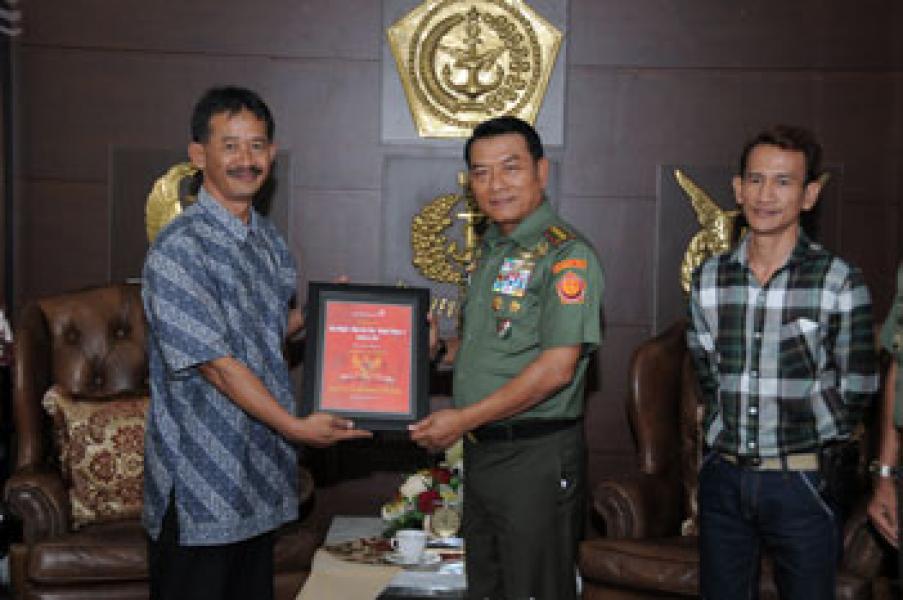 Panglima TNI Terima Penghargaan `The Right Man on The Right Place`