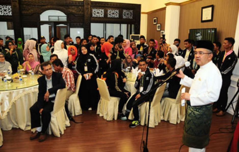 Plt Gubri Gelar Pertemuan dengan 200 Anggota Forum Anak Riau