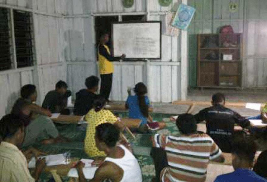 Polisi Ikhlas Ajari Suku Sakai Rohul Baca Tulis