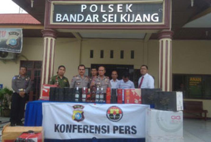Polres Pelalawan Gelar Konferensi Pers Terkait Penangkapan 2220 botol Miras