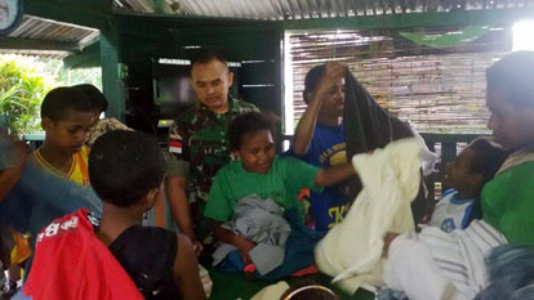 Prajurit TNI Berikan Pakaian Layak Pakai Kepada Masyarakat Papua
