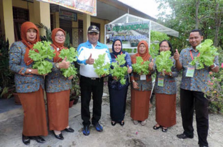 SMPN 33 Panen Tanaman Hidroponik