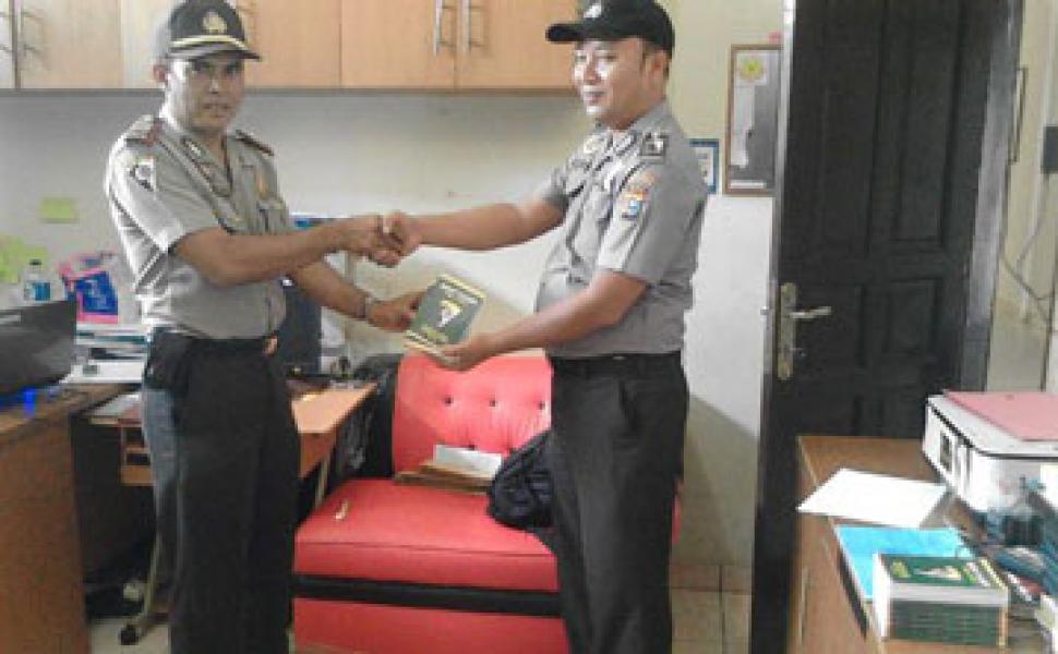 Sat Binmas Polres Pelalawan Serahkan Sarkon ke Babinkamtibmas