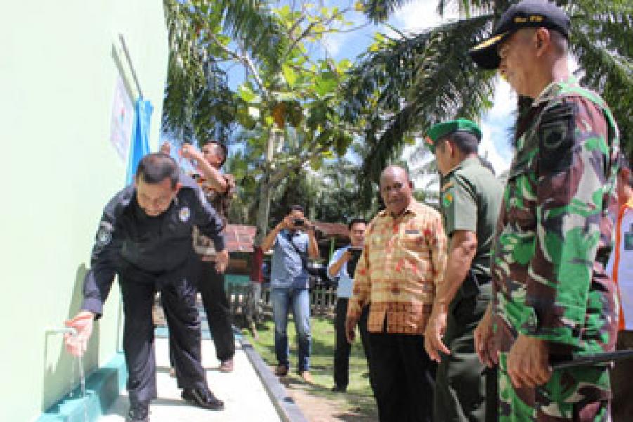Satgas Pamtas RI-PNG terima Sarana Prasarana Air Bersih