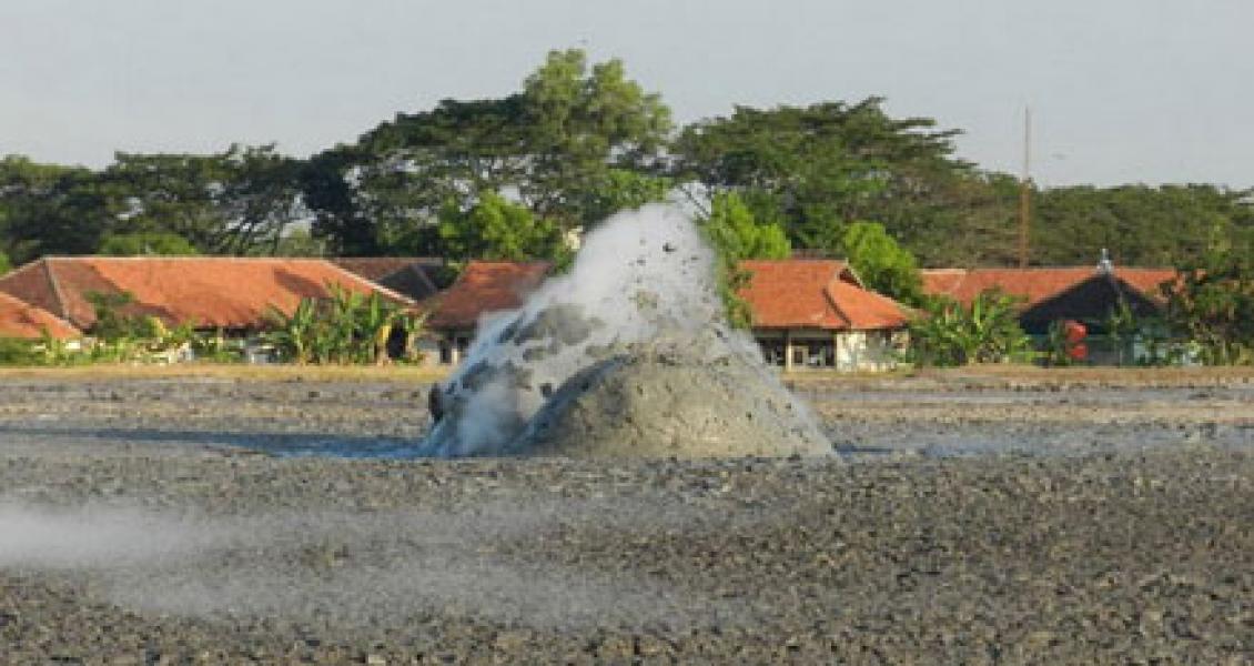 Uap Panas Berbau Menyengat Muncul di Permukiman