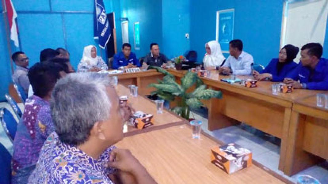 A Tambi dan Ade Hartati Ambil Formulir Pendaftaran di DPD PAN Pekanbaru