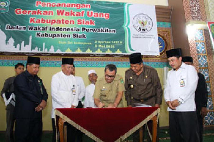 BWI Siak Setorkan Uang Wakaf ke Bank Riau Kepri Syariah
