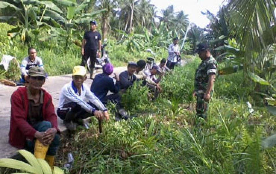 Babinsa Koramil 05/GAS Gotong Royong Bersama Masyarakat
