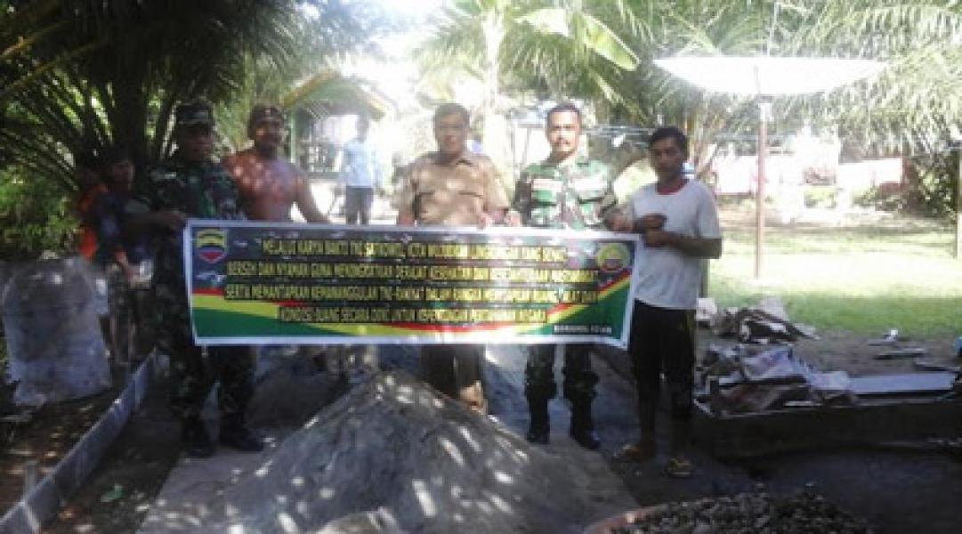 Babinsa Koramil 07/Kuantan Hilir Laksanakan Karya Bhakti TNI Desa Lumbok