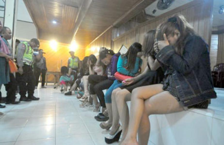 Belasan Wanita Seksi Terjaring Razia