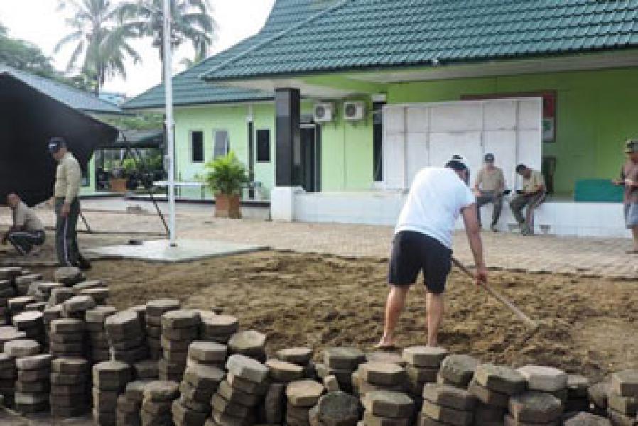 Dalam Rangka Pembinaan Satuan, Kodim 0314/Inhil Perbaiki Lapangan Upacara