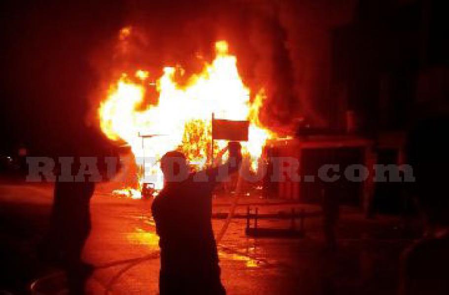 Dua Unit Kios Pasar Lama Air Molek Ludes Dilalap Sijago Merah