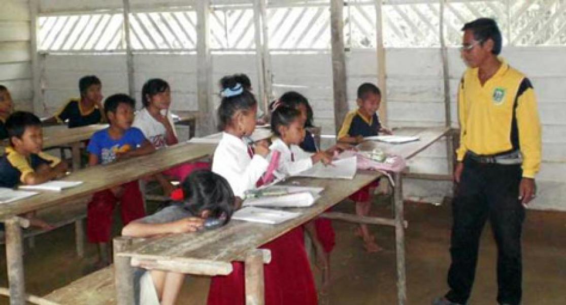 Guru Anak Talang Mamak Ini Menerima Penghargaan Dari Kemendikbud