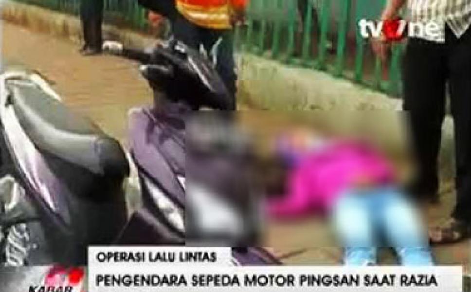 Hendak Ditilang Polantas, Wanita Ini Malah Pingsan