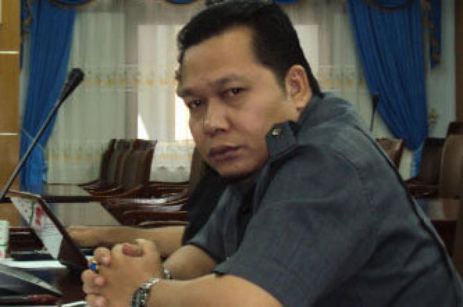 Kadishubkominfo Pelalawan Diminta Panggil Oknum Pegawai `Jual` Kartu Nama