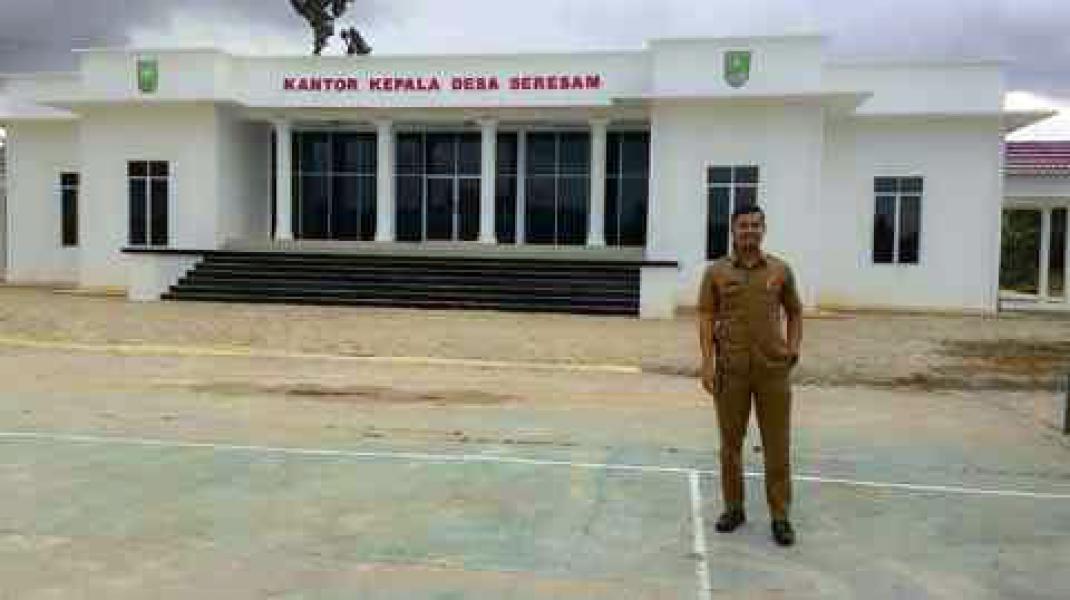 Kantor Desa Seresam Dibangun Mirip Istana Negara