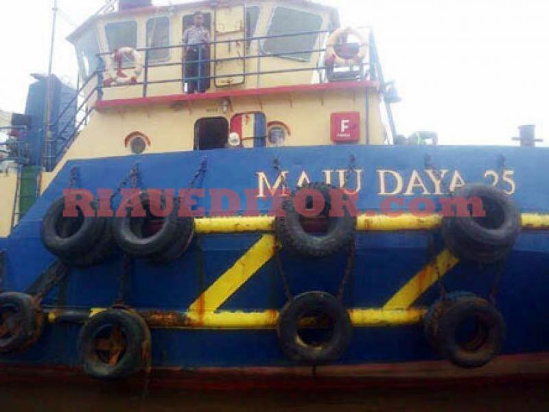 Kapal Penarik Tongkang Bermuatan Pulp Milik Indah Kiat Tabrak Tug Boat Hikmah Rizki
