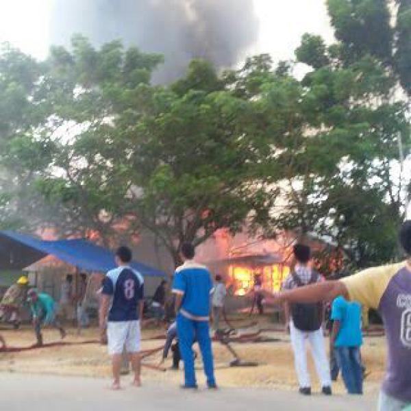 Kebakaran Hanguskan Tiga Rumah di Rumbai Pesisir