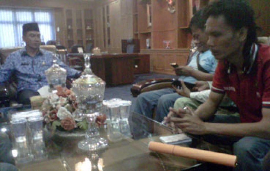 Ketua GWI Rohul Puji Keakraban Bupati Suparman Dengan Wartawan
