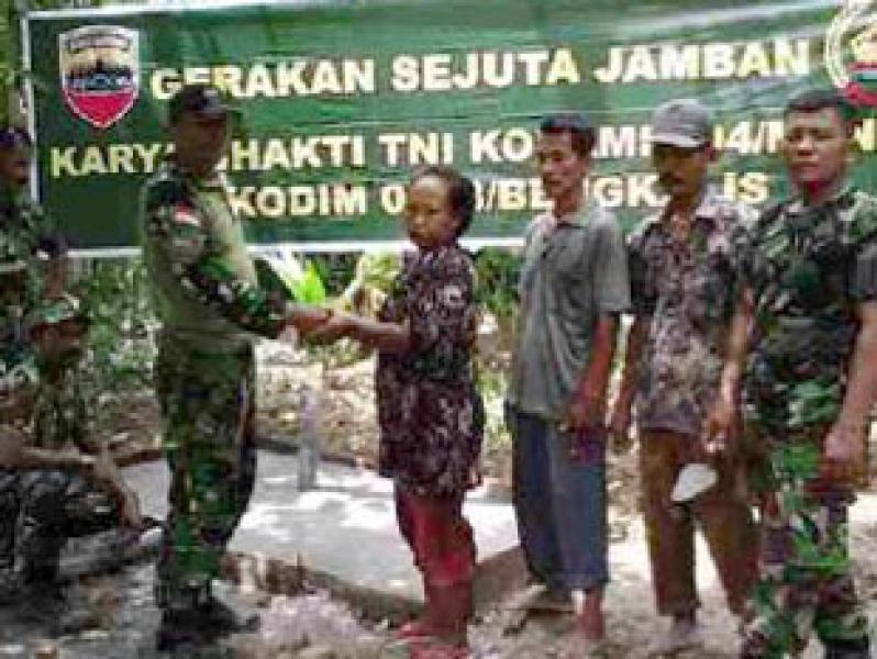 Koramil 06/Mandau Bangun Jamban Gratis