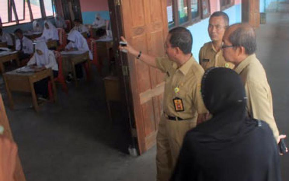 Lebih Dari 100 Siswa SMP 2 UN di Lobi dan Teras Sekolah