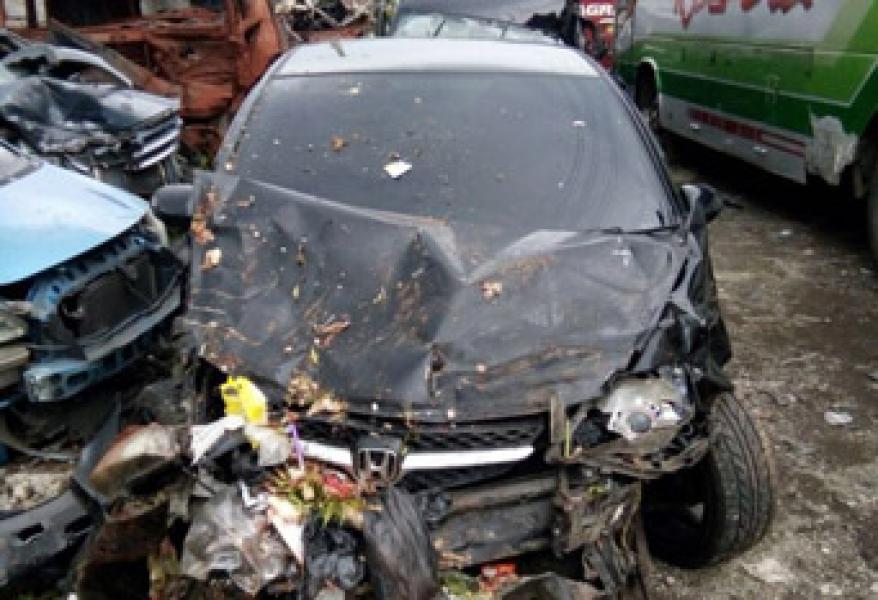 Lihat Sosok Bayangan, Mobil Tabrak Truk di Tol Jagorawi