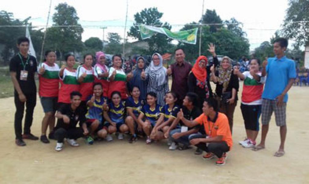 Masyarakat Kulim Ajak Edi Satria dan Ade Hartati Nimbrung di Turnamen Voly