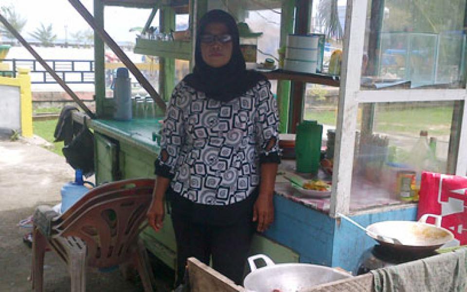 May, Pedagang Gerobak di Taman Andam Harapkan Bantuan Bupati Amril Mukminin