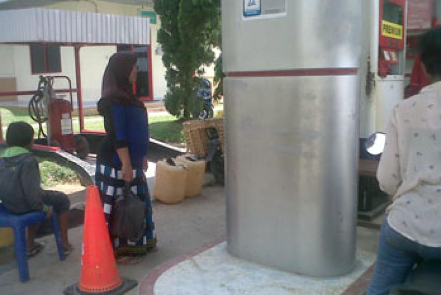 Pengisian BBM ke Jerigen Akibatkan Antrian Panjang di SPBU Pematang Reba