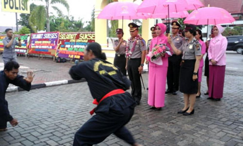 Pisah Sambut Kapolres Bengkalis Diwarnai Tradisi Pedang Pora