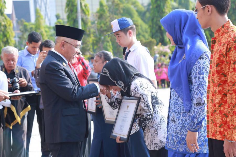 Plt Gubri Berikan Penghargaan Siswa, Pendidik dan Kependidikan Berprestasi