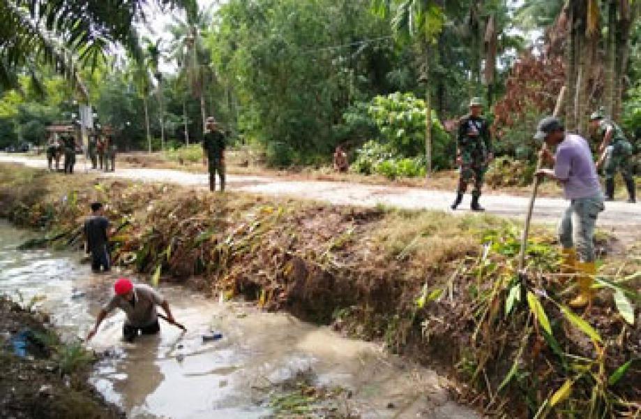Prajurit Kodim 0320/Dumai dan Masyarakat Bahu Membahu Selesaikan Target Pembangunan TMMD