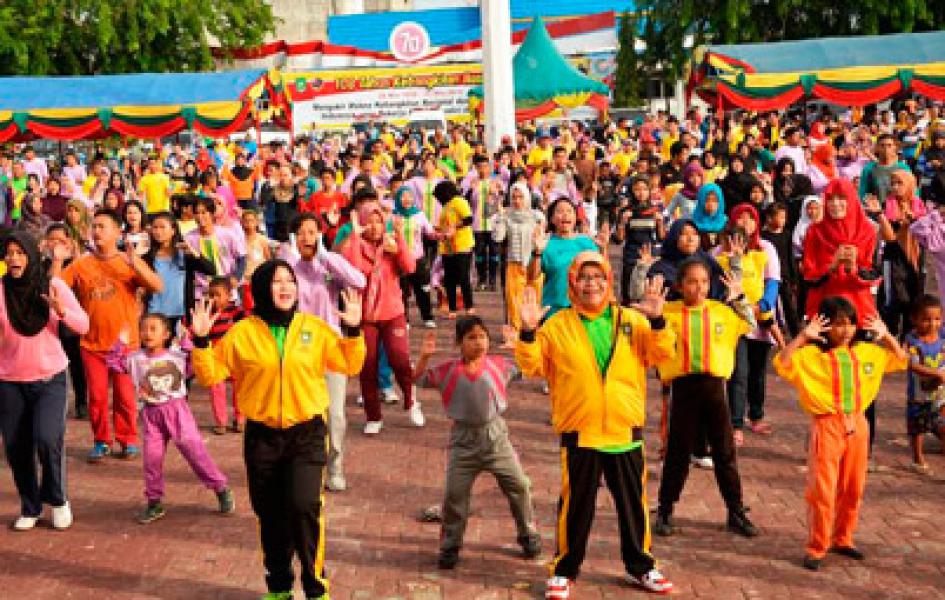 Sempena Hardiknas 2016, Ribuan Massa Ikuti Senam Sehat di Lapangan Tugu Bengkalis