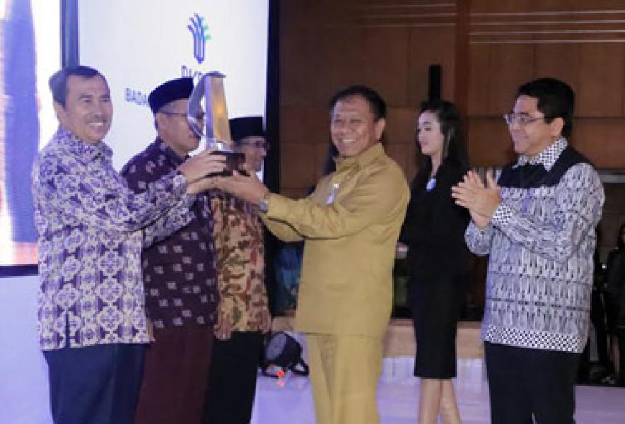 Syamsuar Terima Penghargaan Penyelenggara PTSP Terbaik Nasional